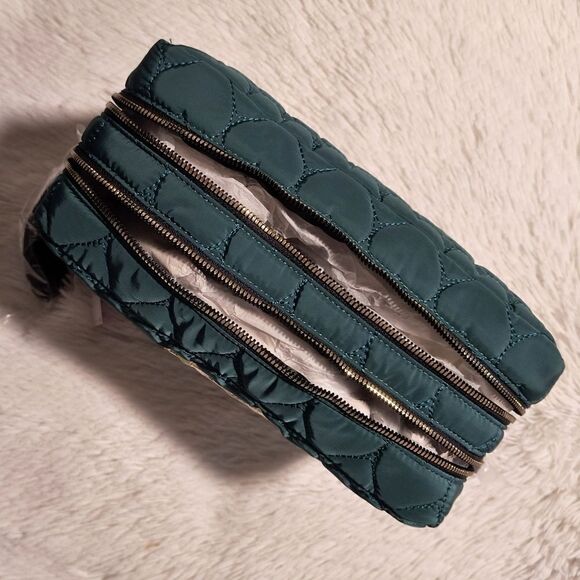 Betsey Johnson Weekender Cosmetic Case w/Shoe Tag - Picture 2 of 2